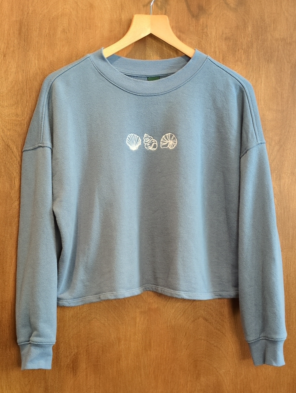 wild fable Blue Cropped Sweatshirt with White Seashell Motif Size S